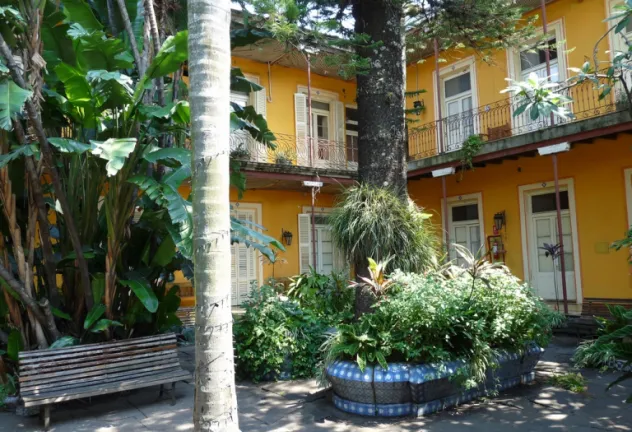 Edificio con flores