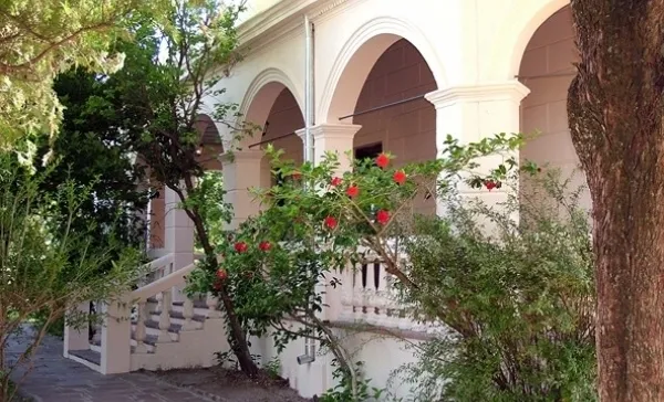 Edificio con flores